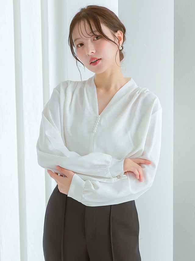 襟なしパール付きブラウスのフロント全身