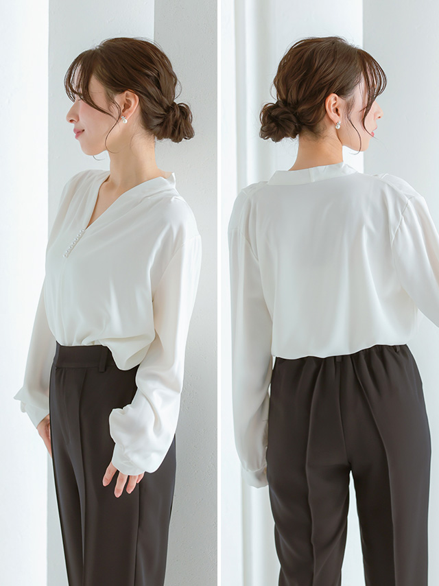 襟なしパール付きブラウスのサイドバック全身
