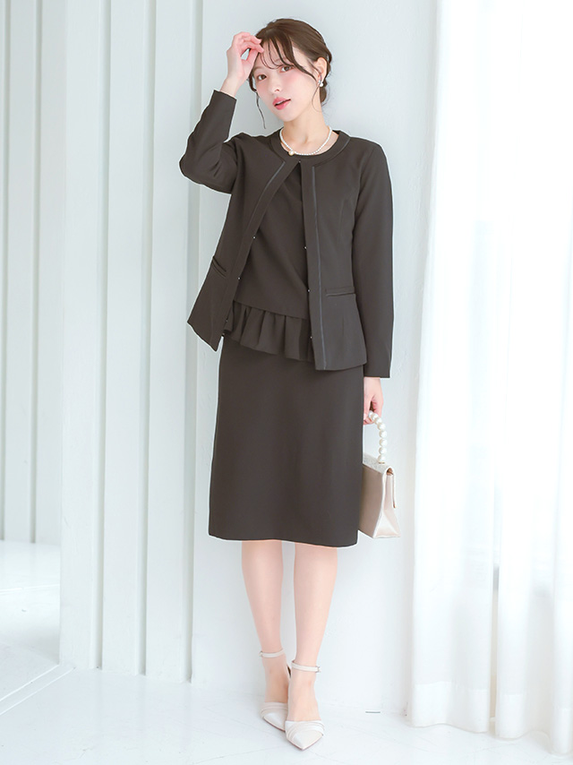 ノーカラージャケット裾フリルトップス膝丈スカート3点セットアップセレモニースーツのフロント全身