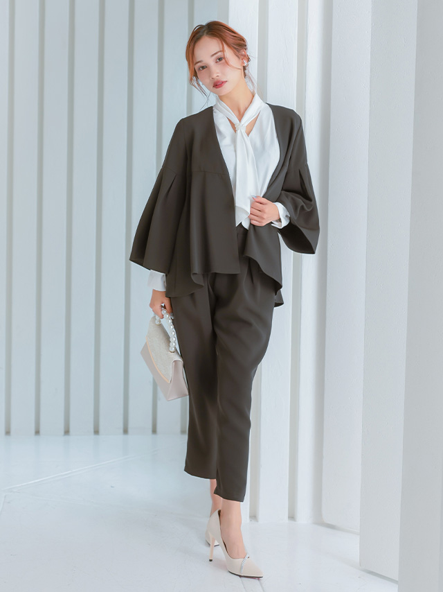 フレアスリーブジャケットテーパードパンツセットアップセレモニースーツのフロント全身