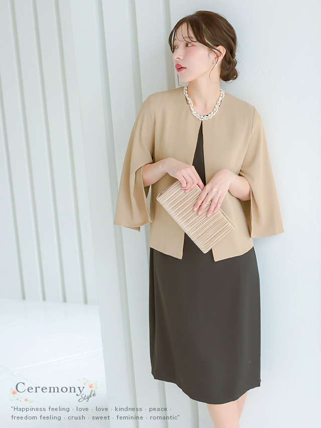ノーカラー袖スリットベージュジャケット×ノースリーブ膝下ワンピース セットアップセレモニースーツのイメージ画像1