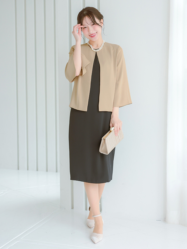 ノーカラー袖スリットベージュジャケット×ノースリーブ膝下ワンピース セットアップセレモニースーツのフロント全身