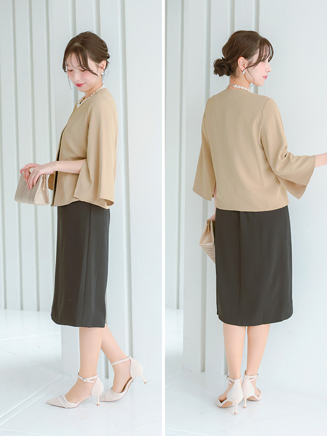 ノーカラー袖スリットベージュジャケット×ノースリーブ膝下ワンピース セットアップセレモニースーツのサイドバッグ全身