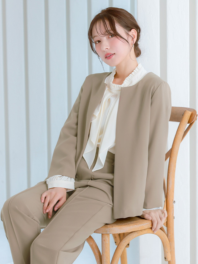 ノーカラージャケット＆ストレートパンツセットアップスーツのイメージ画像3