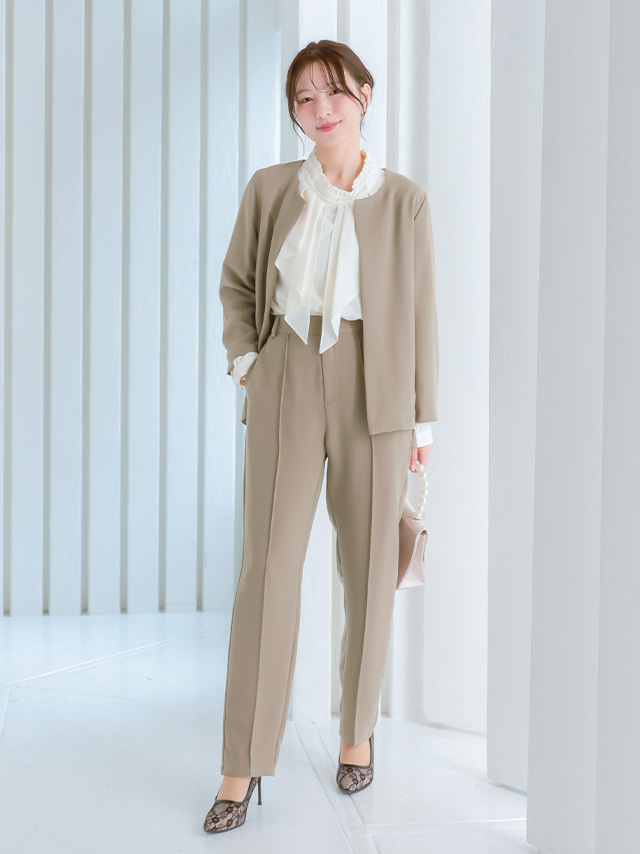 ノーカラージャケット＆ストレートパンツセットアップスーツのフロント全身