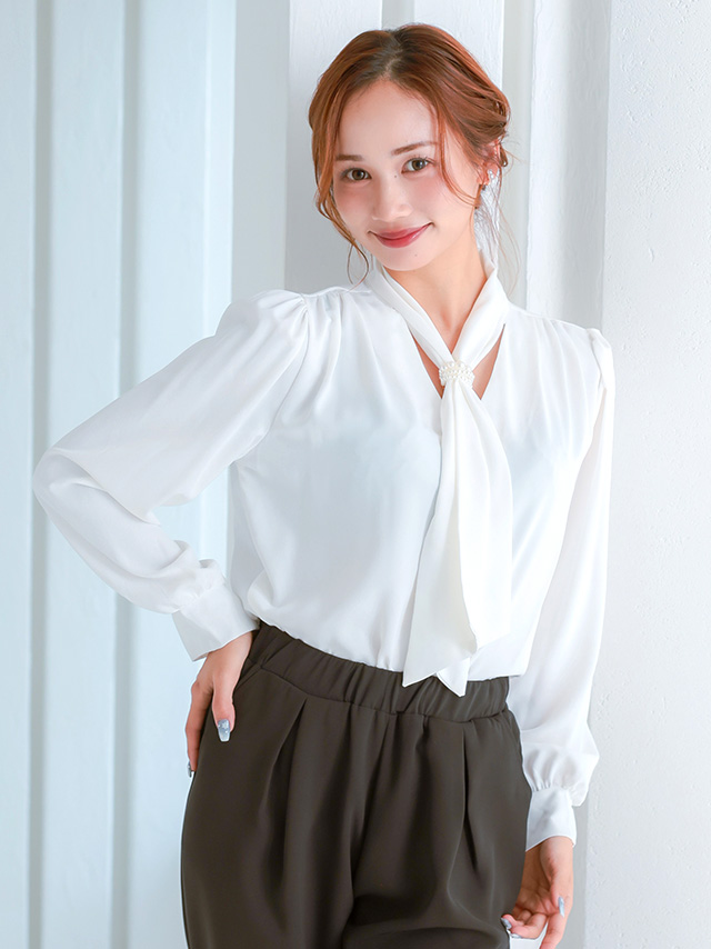 パールタイリング付きボウタイブラウスのフロント全身