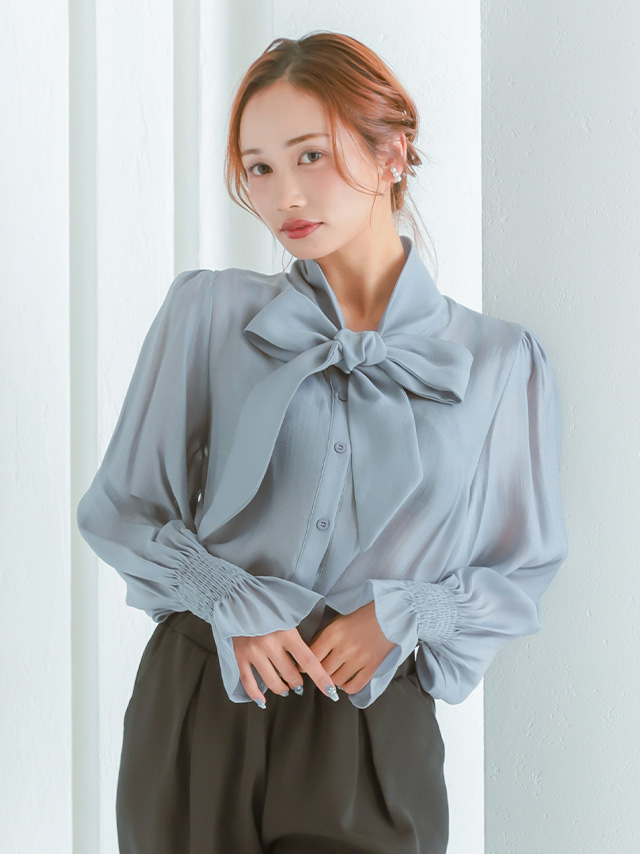 リボンタイ付きシフォンフリルブラウスのフロント全身