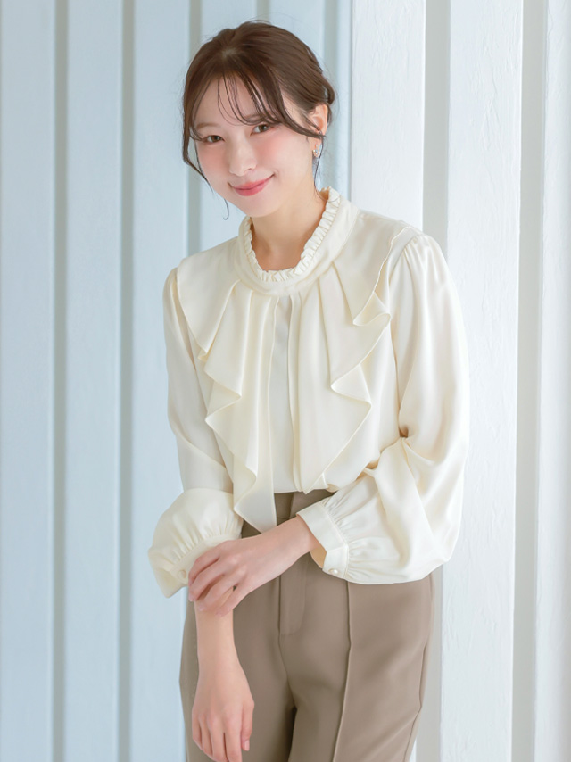リボンタイ付きシフォンフリルブラウスのフロント全身