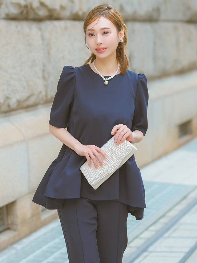 バックパールボタン付きペプラムトップス×センターシームパンツドレス 結婚式 二次会のイメージ画像1