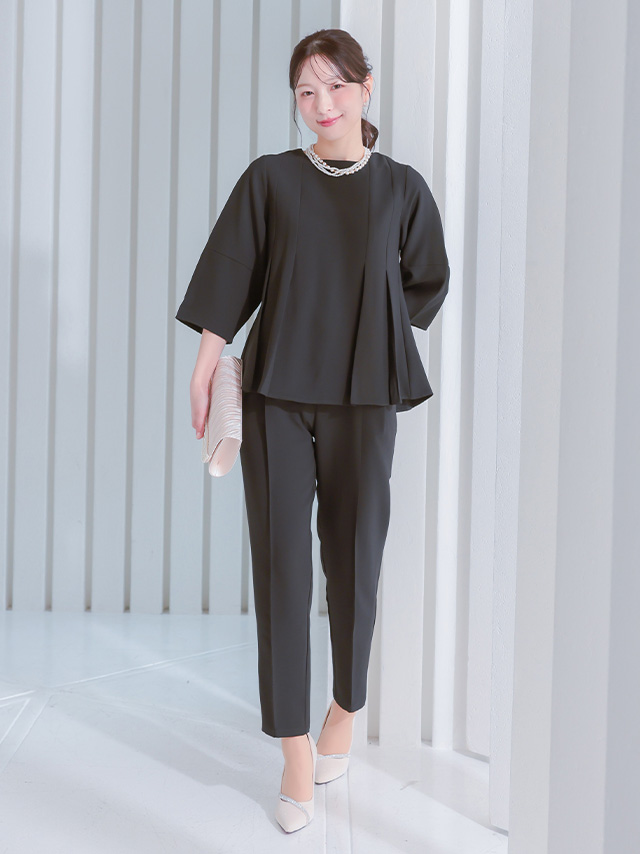 タックデザイントップス×テーパードパンツセットアップのフロント全身