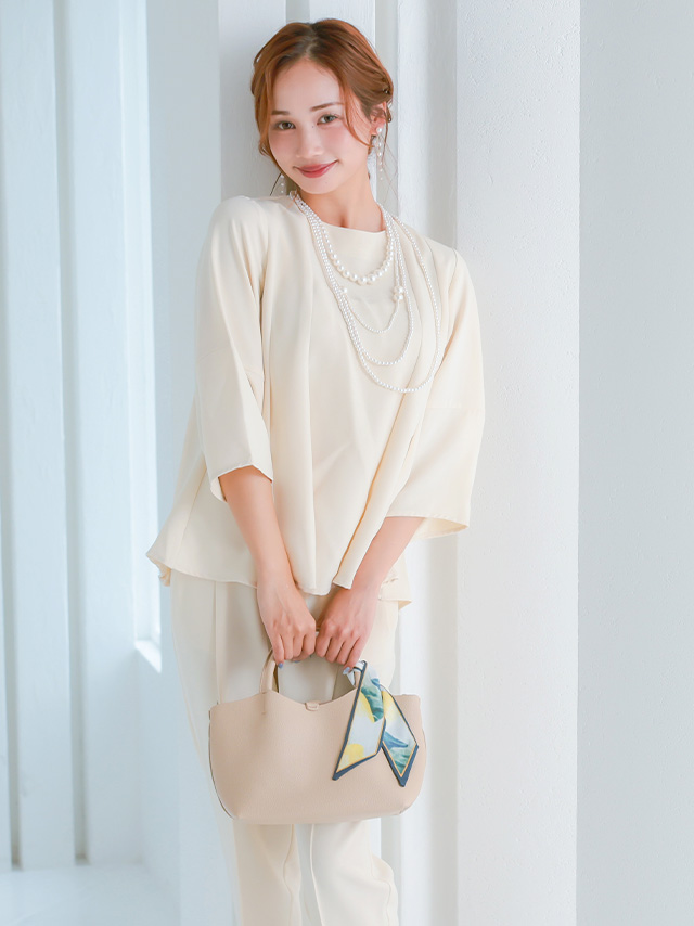 袖ありペプラムシルエットトップス×テーパードパンツセットアップのイメージ画像3