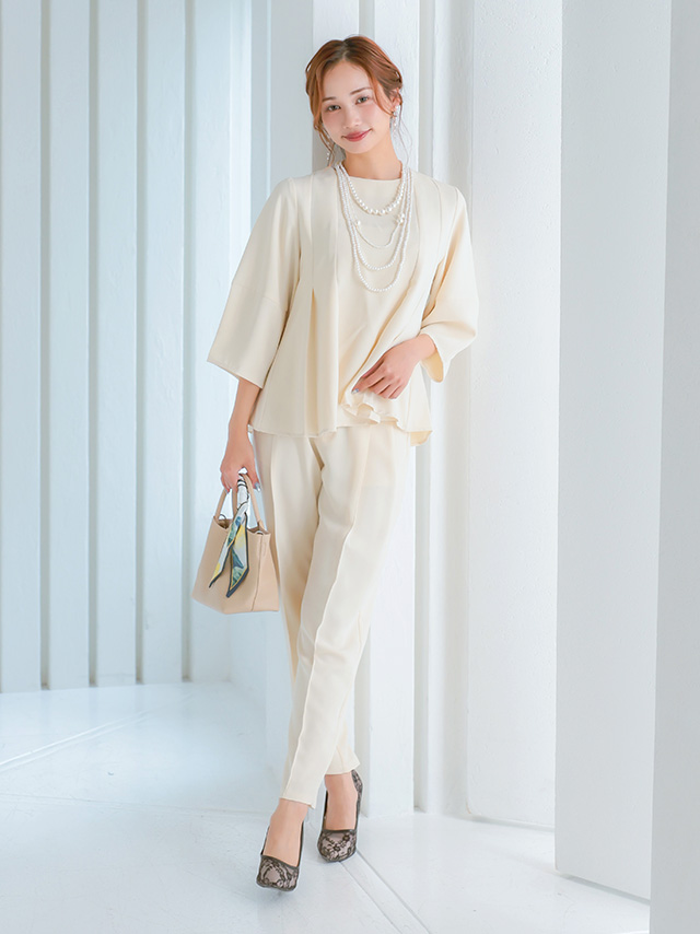 袖ありペプラムシルエットトップス×テーパードパンツセットアップのフロント全身