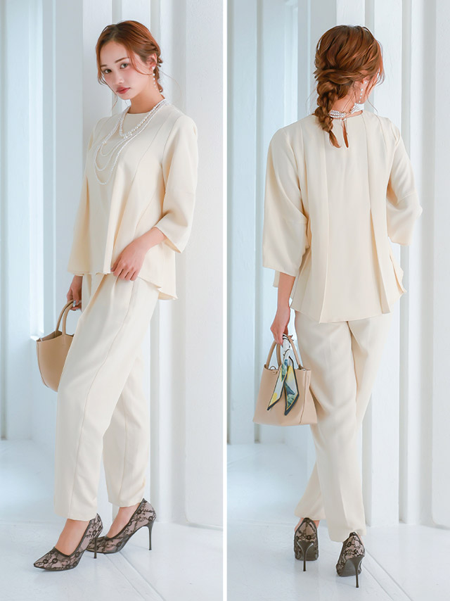袖ありペプラムシルエットトップス×テーパードパンツセットアップのサイドバッグ全身