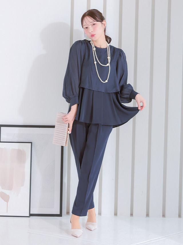 レースネックデザインペプラムセットアップパンツドレスのフロント全身