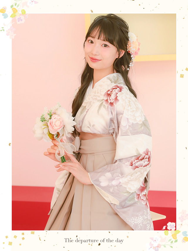 アイボリー生地に花柄着物×ベージュ袴3点セットのイメージ画像1