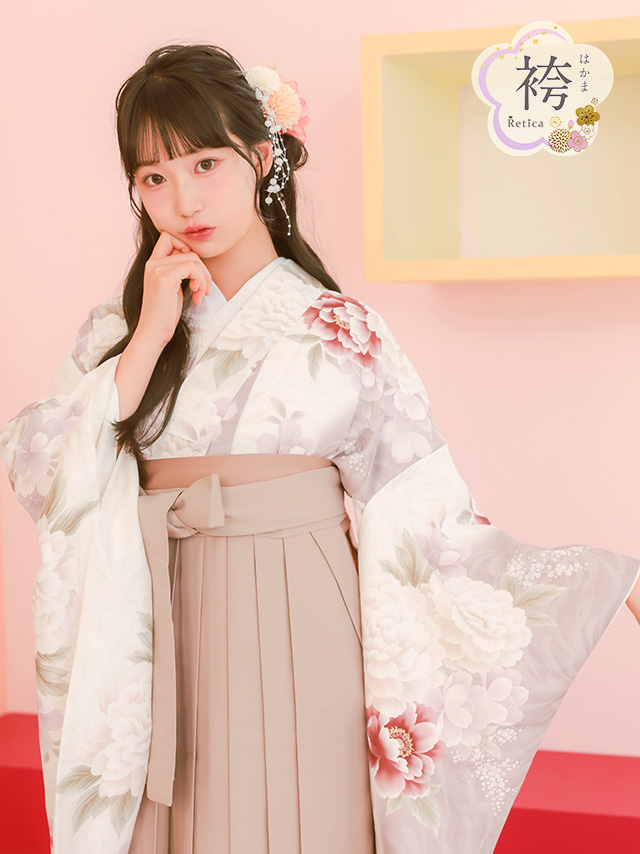 アイボリー生地に花柄着物×ベージュ袴3点セットのイメージ画像3