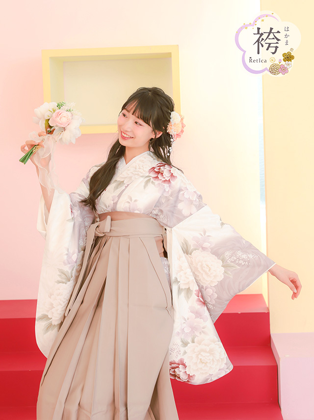 アイボリー生地に花柄着物×ベージュ袴3点セットのイメージ画像4