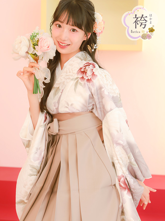 アイボリー生地に花柄着物×ベージュ袴3点セットのイメージ画像5