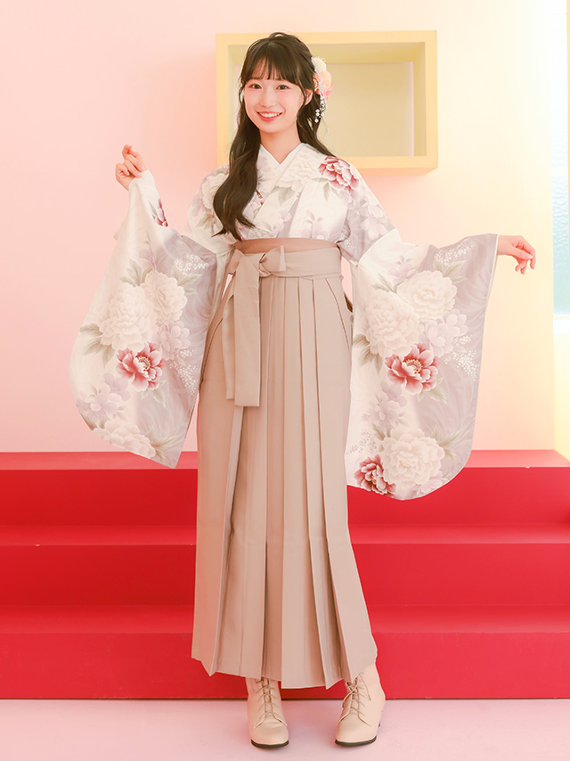 アイボリー生地に花柄着物×ベージュ袴3点セットのフロント全身