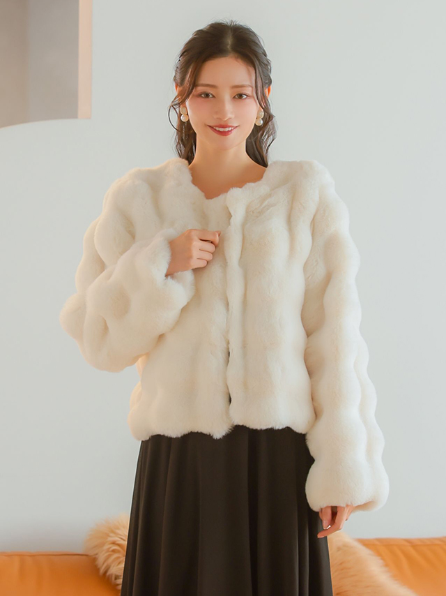 ノーカラーもこもこファージャケット 結婚式 二次会のフロント画像
