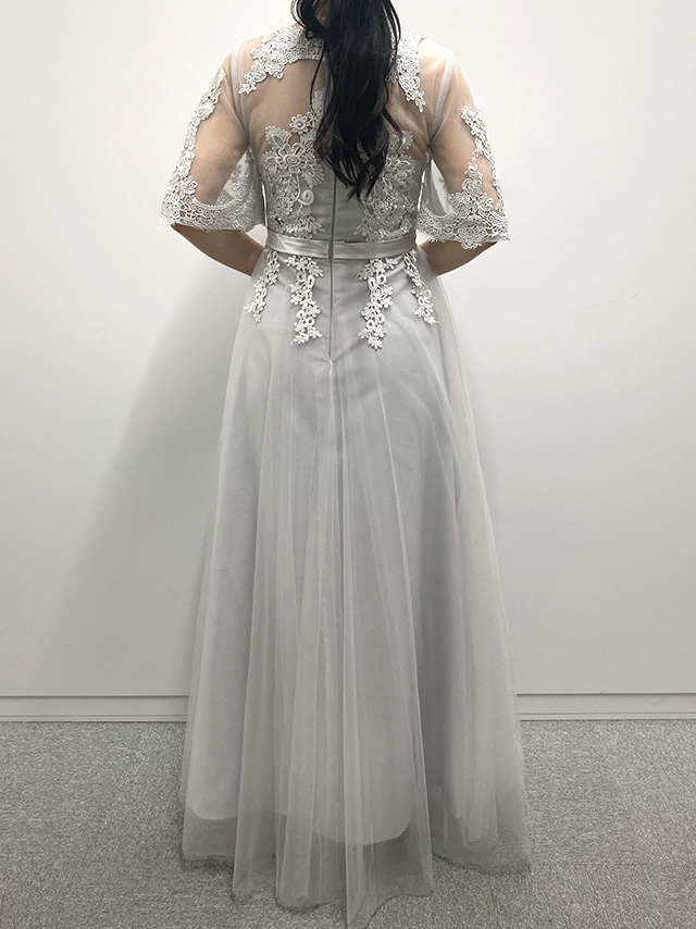 164cmスタッフkanaが着用するシースルーレース五分袖重ねシフォンロングスカートパーティードレス(グレー)のバック画像