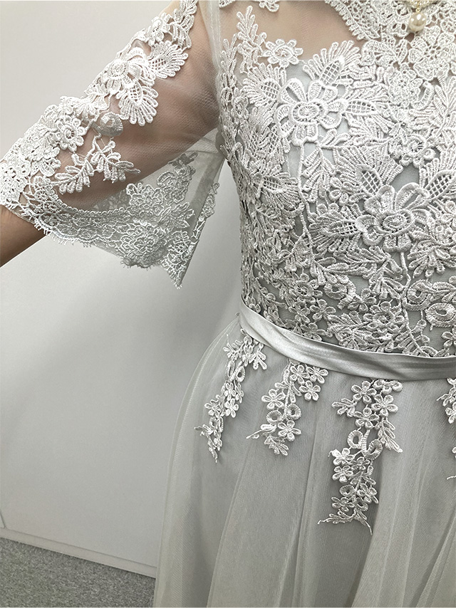 164cmスタッフkanaが着用するシースルーレース五分袖重ねシフォンロングスカートパーティードレス(グレー)のディティール バストアップ画像