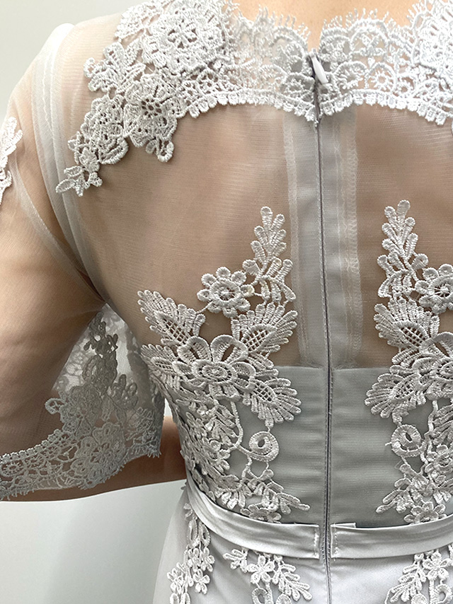 164cmスタッフkanaが着用するシースルーレース五分袖重ねシフォンロングスカートパーティードレス(グレー)のディティール 背中のアップ画像