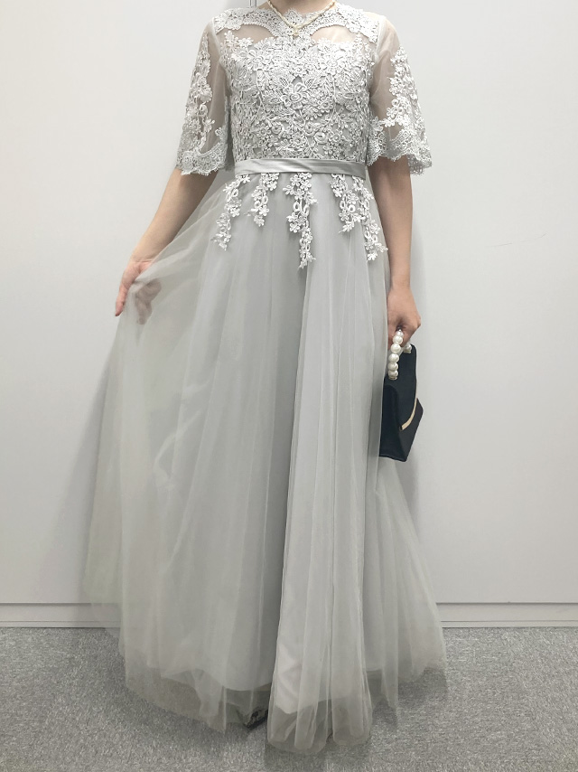 164cmスタッフkanaが着用するシースルーレース五分袖重ねシフォンロングスカートパーティードレス(グレー)のフロント画像