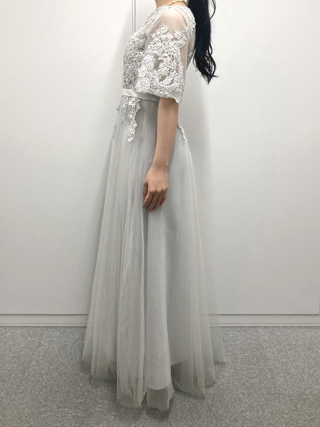 164cmスタッフkanaが着用するシースルーレース五分袖重ねシフォンロングスカートパーティードレス(グレー)のサイド画像