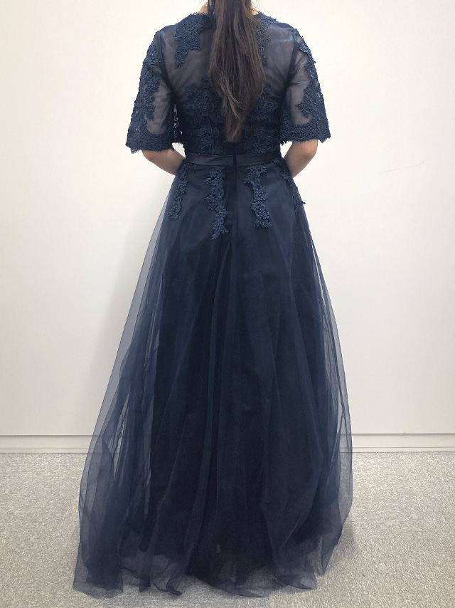 155cmスタッフmarieが着用するシースルーレース五分袖重ねシフォンロングスカートパーティードレス(ネイビー)のバック画像