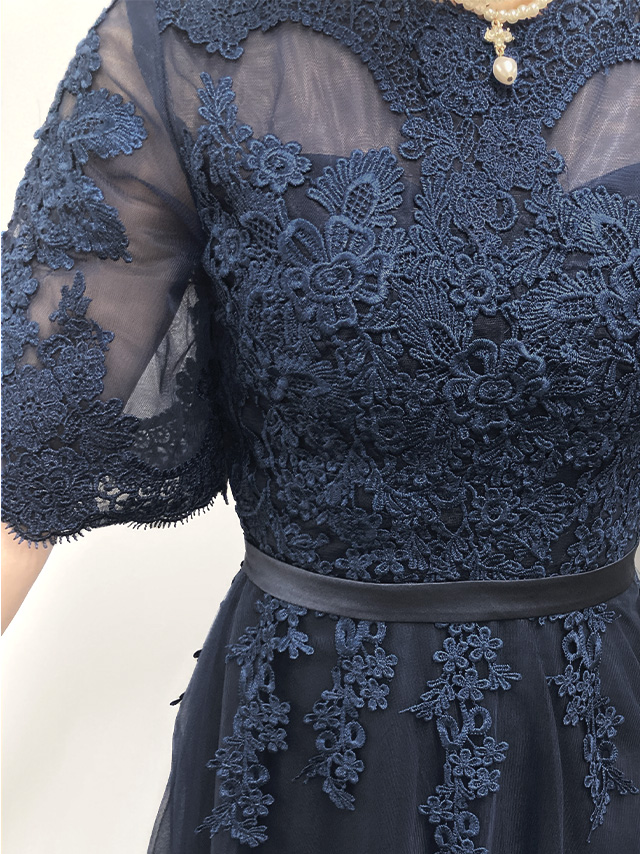 155cmスタッフmarieが着用するシースルーレース五分袖重ねシフォンロングスカートパーティードレス(ネイビー)のディティール 袖部分のアップ画像