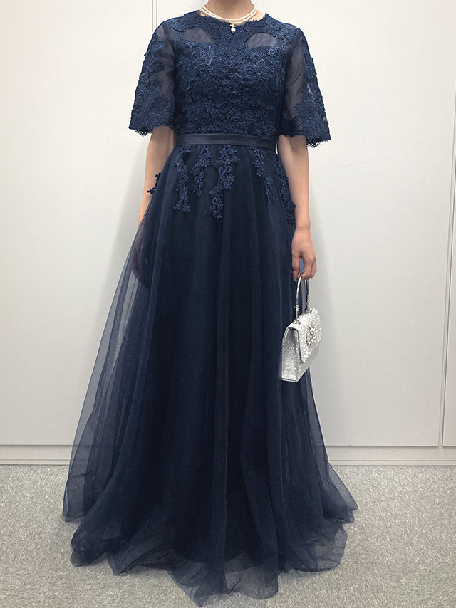 155cmスタッフmarieが着用するシースルーレース五分袖重ねシフォンロングスカートパーティードレス(ネイビー)のフロント画像