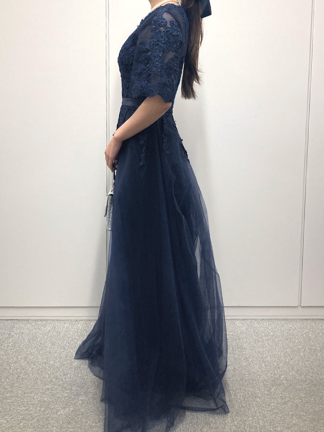 155cmスタッフmarieが着用するシースルーレース五分袖重ねシフォンロングスカートパーティードレス(ネイビー)のサイド画像