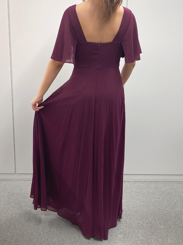 身長159cmスタッフRinが着用する胸元プリーツマキシ丈パーティードレス(ワイン)のバック画像