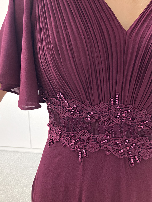身長159cmスタッフRinが着用する胸元プリーツマキシ丈パーティードレス(ワイン)のディティール ウエストアップ画像