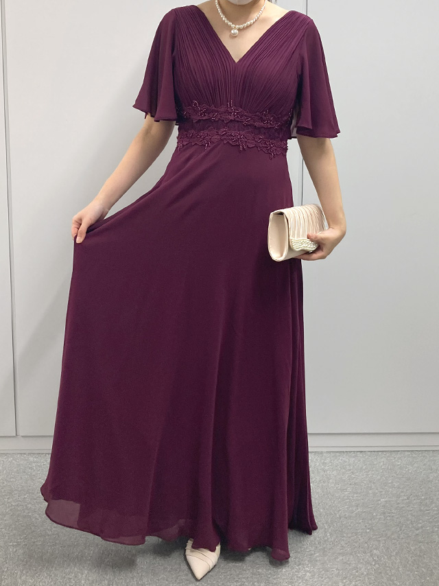 身長159cmスタッフRinが着用する胸元プリーツマキシ丈パーティードレス(ワイン)のフロント画像
