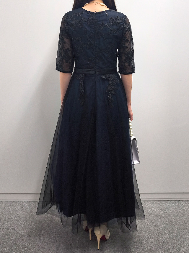 159cmスタッフMizuが着用する半袖くすみカラーフラワー刺繍レースフレアパーティードレス 結婚式 二次会 発表会(ブラックxネイビー)のバック画像