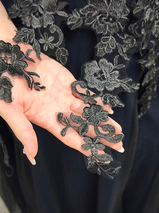159cmスタッフMizuが着用する半袖くすみカラーフラワー刺繍レースフレアパーティードレス 結婚式 二次会 発表会(ブラックxネイビー)のディティール画像2