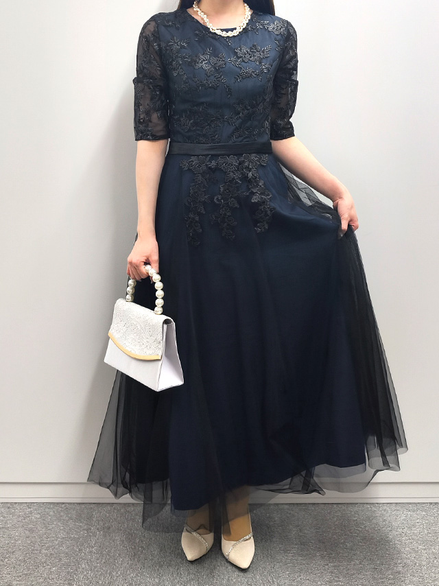 159cmスタッフMizuが着用する半袖くすみカラーフラワー刺繍レースフレアパーティードレス 結婚式 二次会 発表会(ブラックxネイビー)のフロント画像