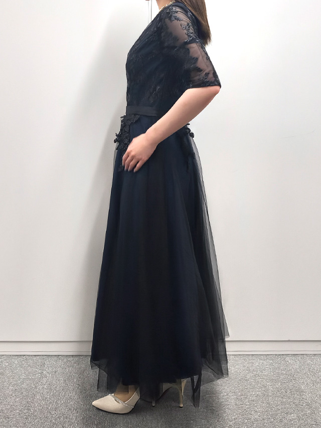 159cmスタッフMizuが着用する半袖くすみカラーフラワー刺繍レースフレアパーティードレス 結婚式 二次会 発表会(ブラックxネイビー)のサイド画像