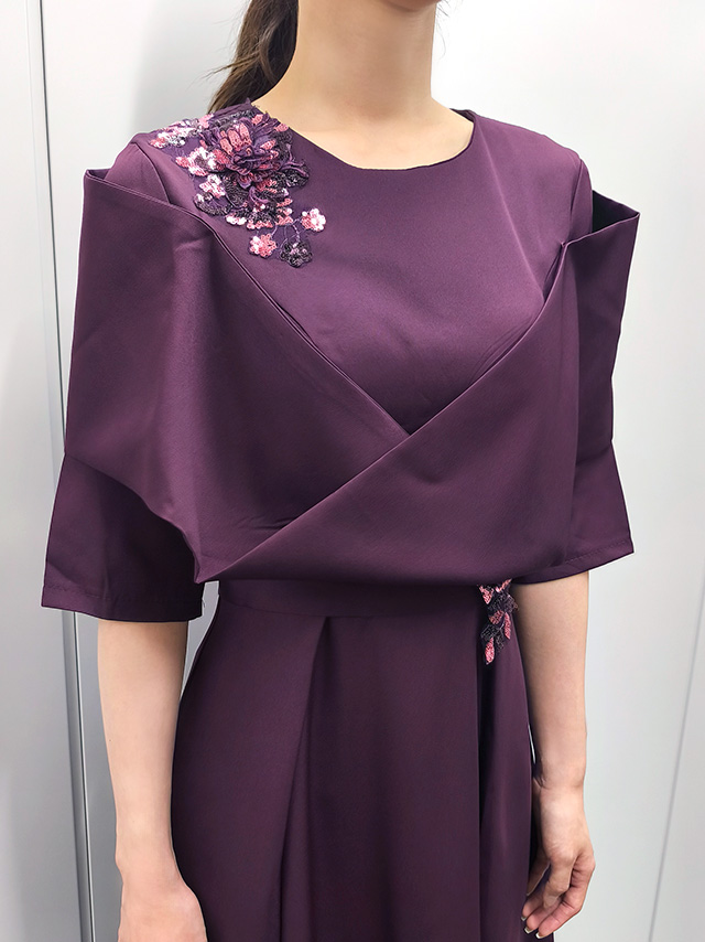 159cmスタッフMizuが着用するスパンコール花刺繍立体スリーブAラインパーティードレス 結婚式 二次会(ワイン)のディティール バストアップ画像