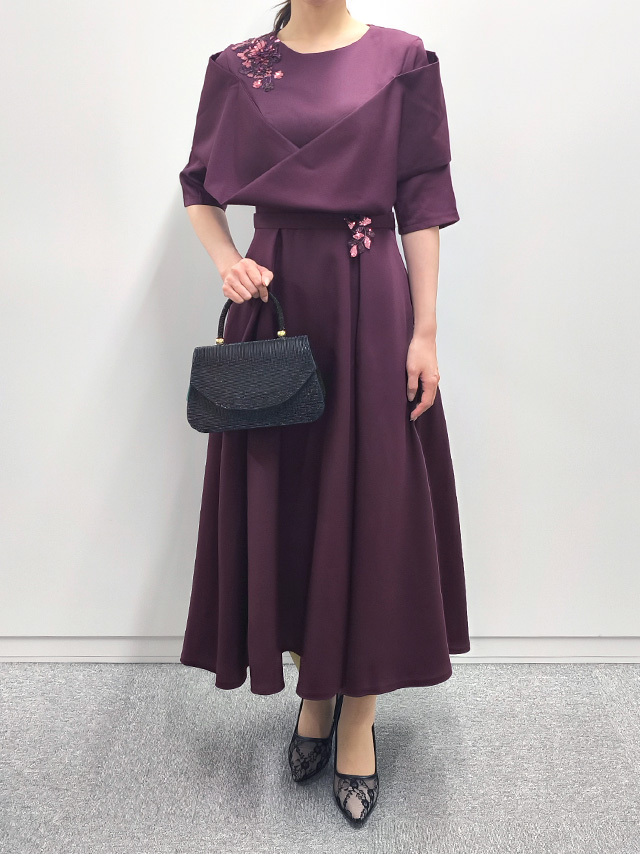 159cmスタッフMizuが着用するスパンコール花刺繍立体スリーブAラインパーティードレス 結婚式 二次会(ワイン)のフロント画像