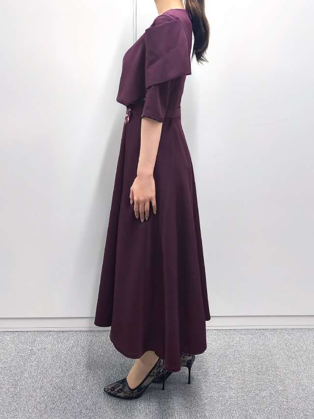 159cmスタッフMizuが着用するスパンコール花刺繍立体スリーブAラインパーティードレス 結婚式 二次会(ワイン)のサイド画像
