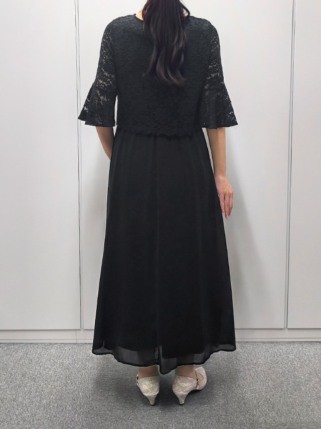 164cmスタッフkanaが着用するシフォンスカート半袖フレアレーススリーブロングパーティードレス 結婚式 二次会(ブラック)のバック画像