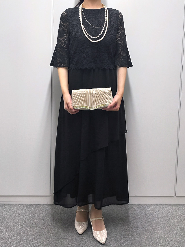 164cmスタッフkanaが着用するシフォンスカート半袖フレアレーススリーブロングパーティードレス 結婚式 二次会(ブラック)のフロント画像