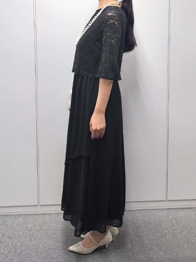 164cmスタッフkanaが着用するシフォンスカート半袖フレアレーススリーブロングパーティードレス 結婚式 二次会(ブラック)のサイド画像