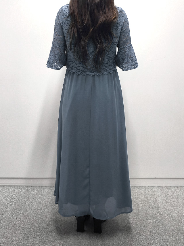 155cmスタッフmarieが着用するシフォンスカート半袖フレアレーススリーブロングパーティードレス 結婚式 二次会(ブルー)のバック画像