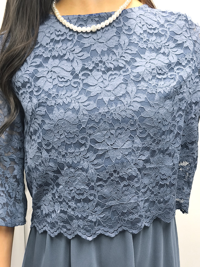 155cmスタッフmarieが着用するシフォンスカート半袖フレアレーススリーブロングパーティードレス 結婚式 二次会(ブルー)のディティール バストアップ画像