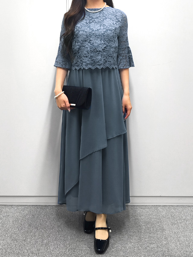 155cmスタッフmarieが着用するシフォンスカート半袖フレアレーススリーブロングパーティードレス 結婚式 二次会(ブルー)のフロント画像