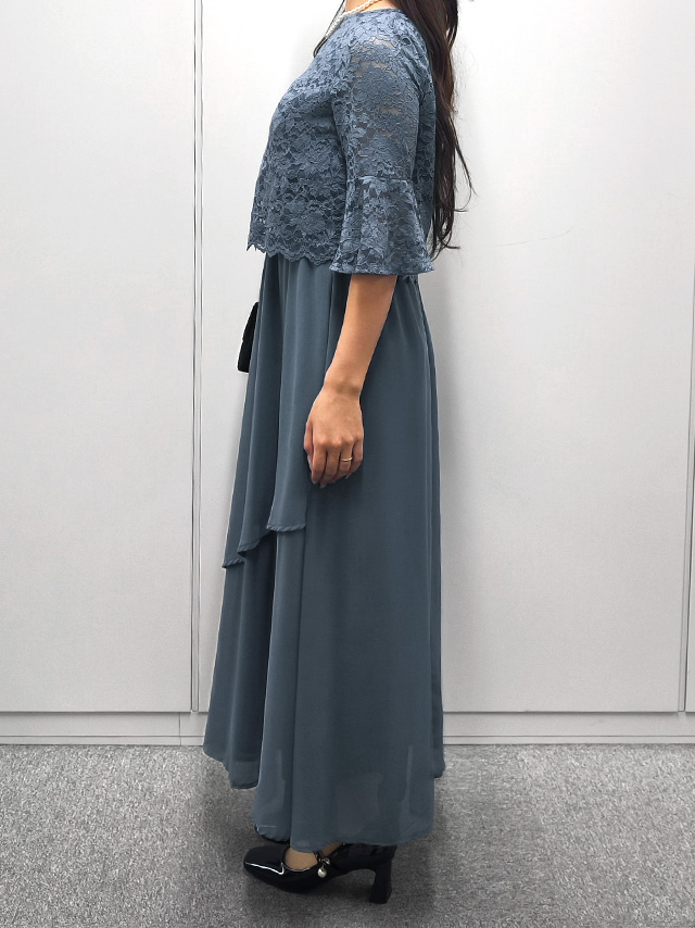 155cmスタッフmarieが着用するシフォンスカート半袖フレアレーススリーブロングパーティードレス 結婚式 二次会(ブルー)のサイド画像